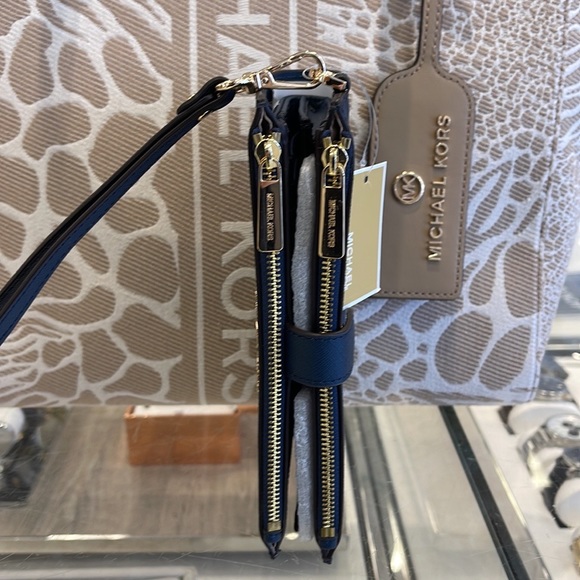 MICHAEL KORS LARGE DOUBLE ZIP WRISTLET WALLET PHONE CASE 
Navy NWT - Picture 10 of 16